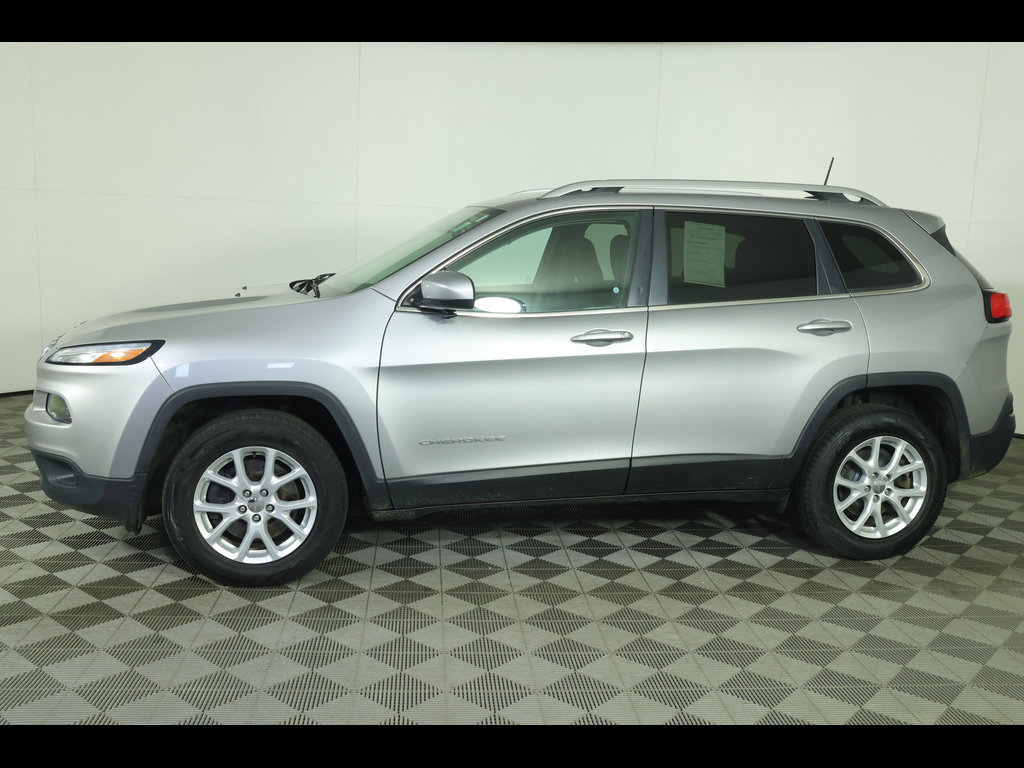 Used 2017 Jeep Cherokee Latitude AWD/4WD image 11