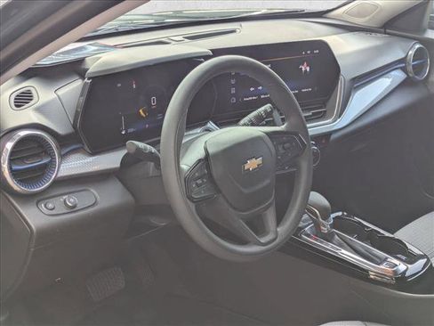 Used 2025 Chevrolet Trax LT FWD image 10