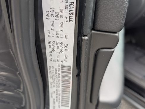 Used 2018 Jeep Grand Cherokee Laredo AWD/4WD image 15