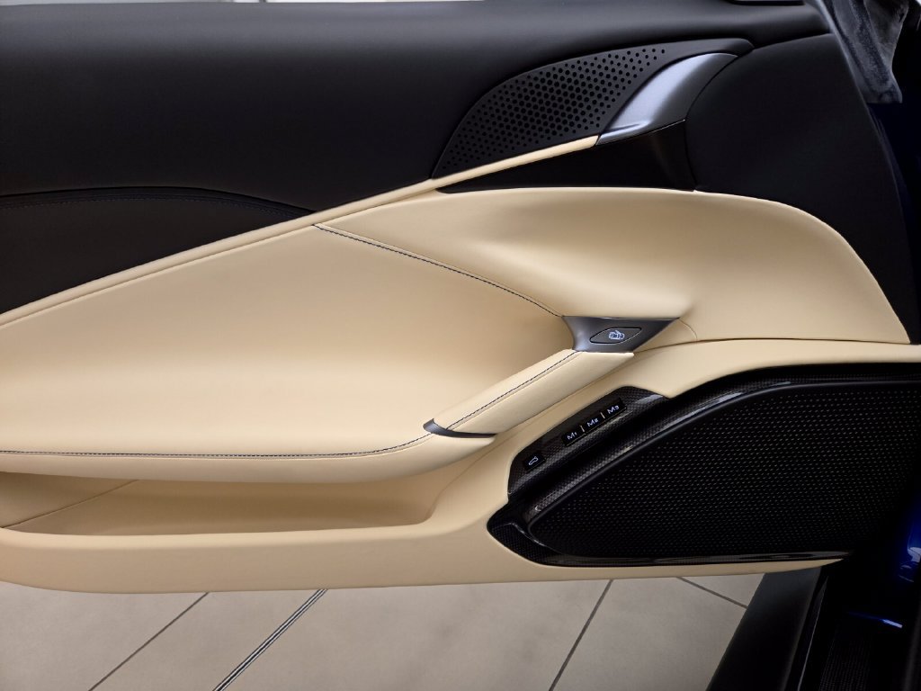 Used 2025 Ferrari Roma Spider RWD image 32