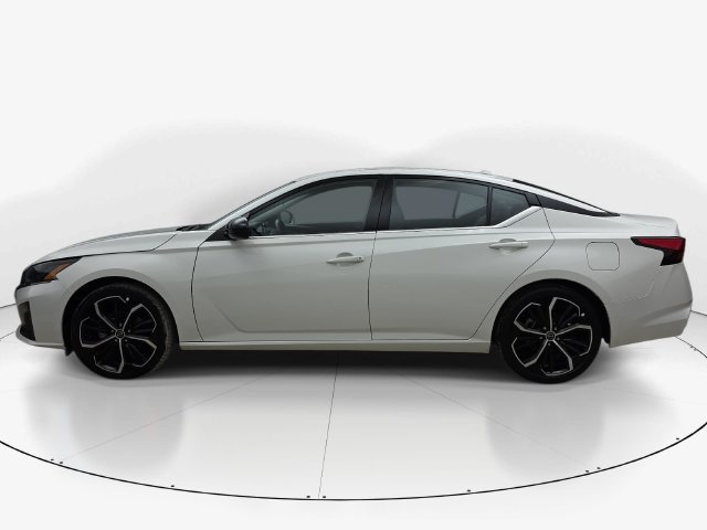 Used 2025 Nissan Altima 2.5 SR FWD image 9