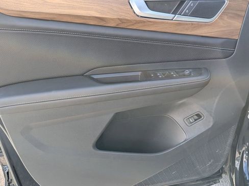 Used 2025 Volkswagen Atlas SE FWD image 9