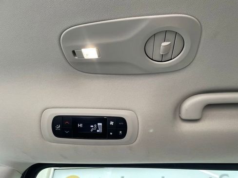 Used 2024 Chrysler Pacifica Limited FWD image 28