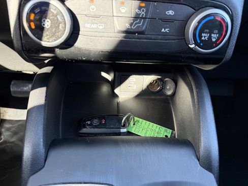 Used 2022 Ford Escape SE image 25