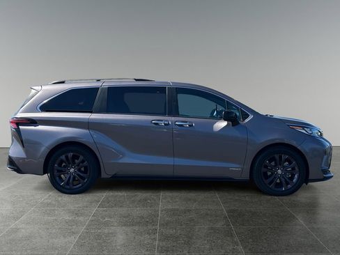 Used 2021 Toyota Sienna XSE w/ XSE Plus Package FWD image 8