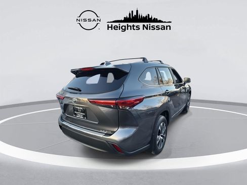 Used 2023 Toyota Highlander XLE image 7