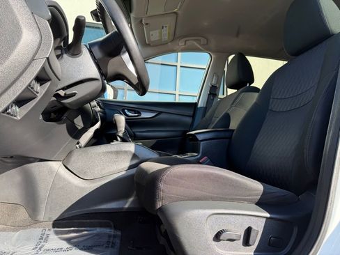 Used 2020 Nissan Rogue SV image 11