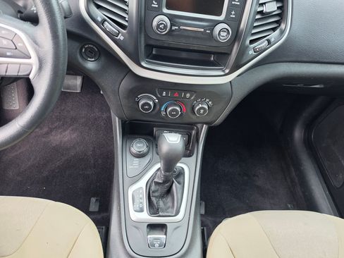 Used 2018 Jeep Cherokee Latitude AWD/4WD image 19