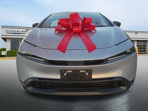 Used 2025 Toyota Prius LE image 2