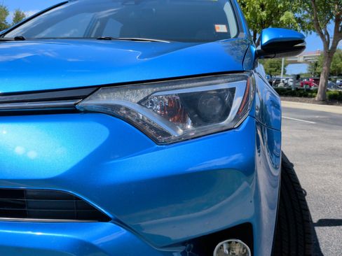 Used 2018 Toyota RAV4 XLE AWD/4WD image 3
