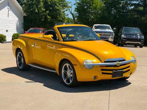 Used 2004 Chevrolet SSR w/ Preferred Equipment Group RWD image 1