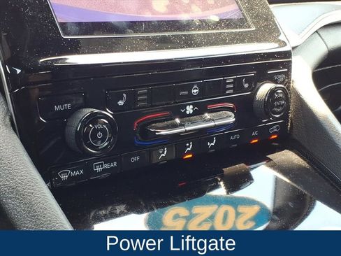 Used 2025 Jeep Grand Cherokee Altitude AWD/4WD image 4