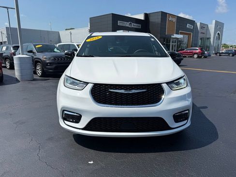 Used 2026 Chrysler Pacifica Select FWD image 2