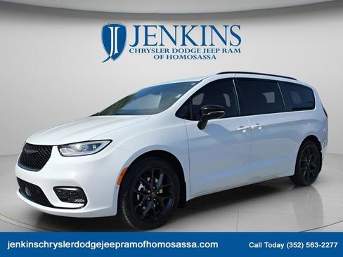 New 2026 Chrysler Pacifica Select image 9