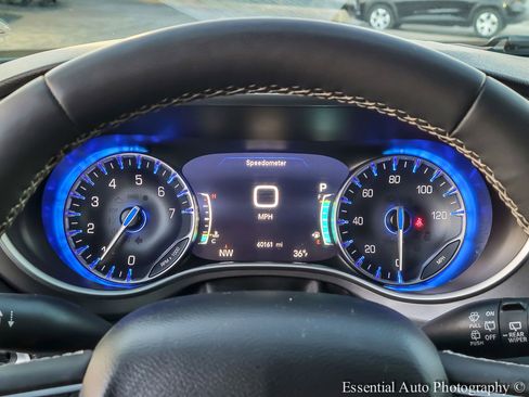 Used 2024 Chrysler Pacifica Touring-L image 17