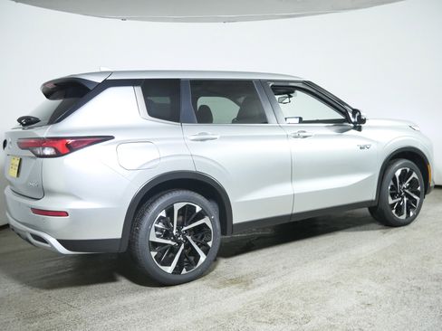 New 2025 Mitsubishi Outlander SE image 2