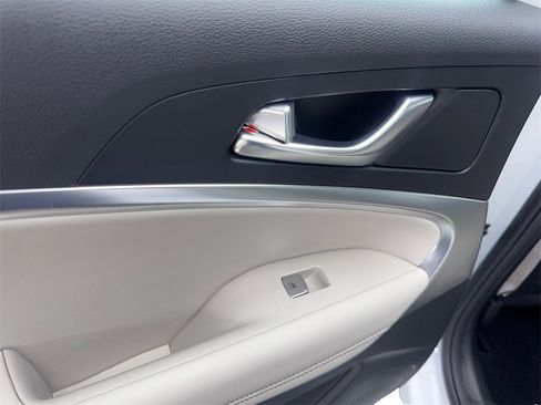 Used 2025 Genesis G70 2.5T image 38