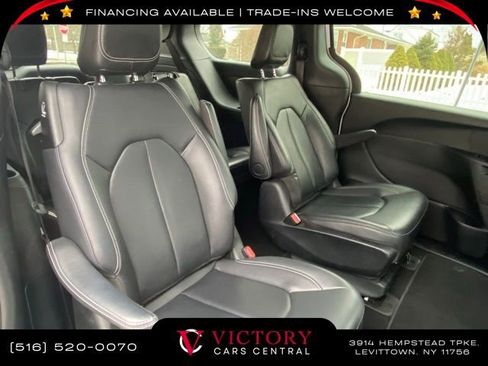 Used 2023 Chrysler Pacifica Touring-L image 10