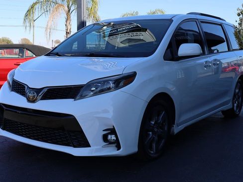 Used 2018 Toyota Sienna SE w/ SE Preferred Package FWD image 2
