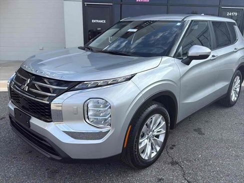 New 2026 Mitsubishi Outlander ES image 1