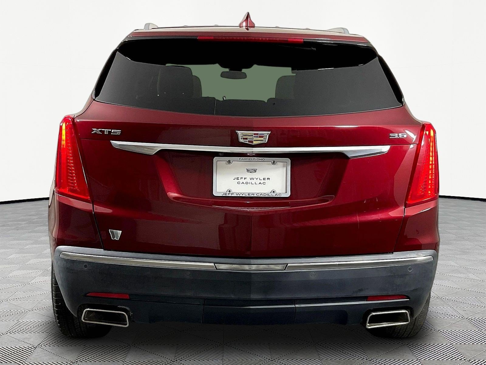 Used 2017 Cadillac XT5 Luxury w/ Driver Awareness Package FWD image 5