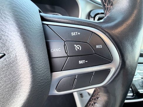 Used 2020 Chrysler Pacifica Touring-L image 14