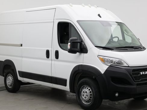 Used 2024 RAM ProMaster 2500 w/ Convenience Group FWD image 3