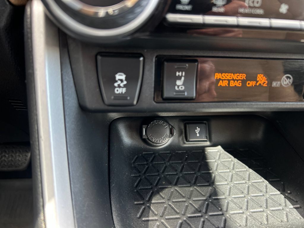 Certified 2020 Toyota RAV4 XLE w/ Convenience Package AWD/4WD image 32