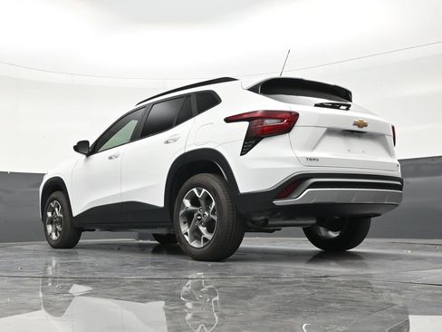 Used 2026 Chevrolet Trax LT FWD image 23