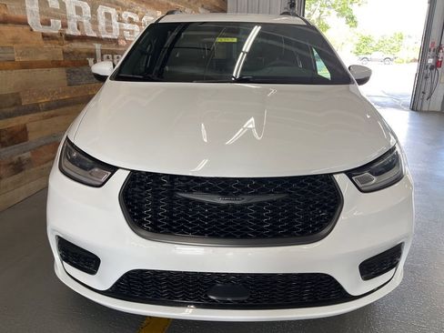 Used 2023 Chrysler Pacifica Touring-L w/ S Appearance Package AWD/4WD image 7