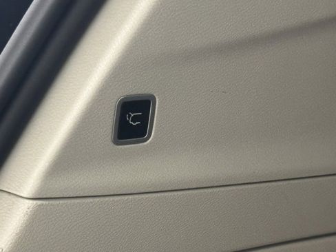 Used 2024 Chrysler Pacifica Select image 10