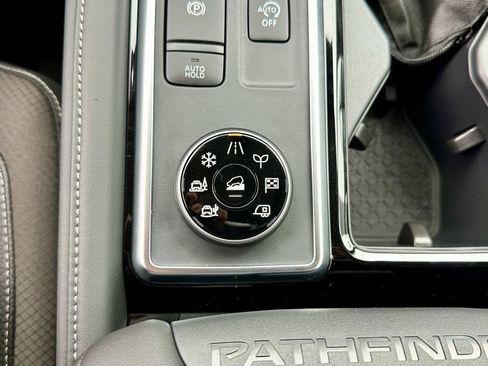 Certified 2025 Nissan Pathfinder SL image 29