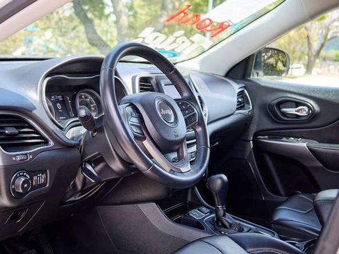 Used 2019 Jeep Cherokee Latitude Plus image 17