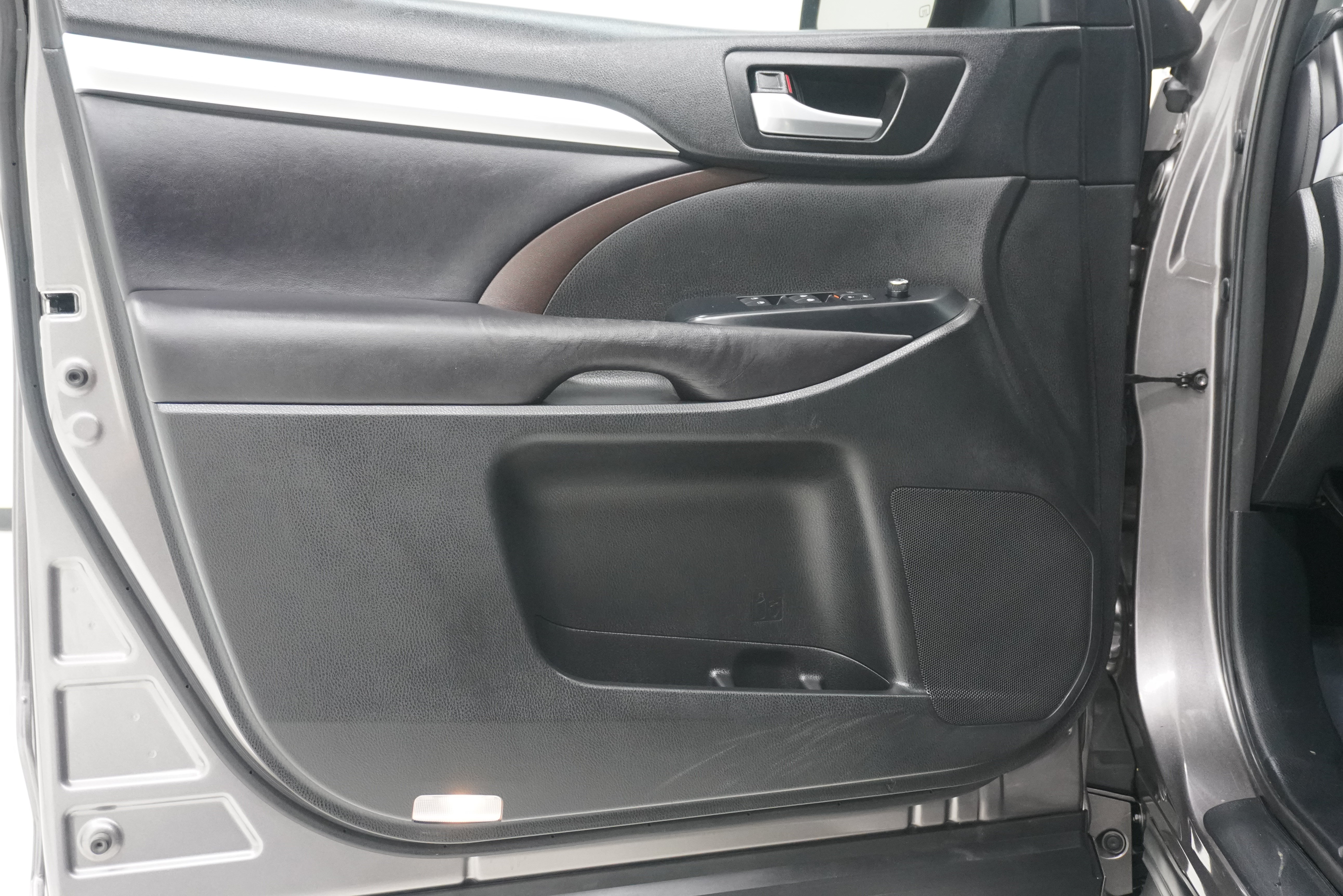 Used 2016 Toyota Highlander XLE FWD image 14