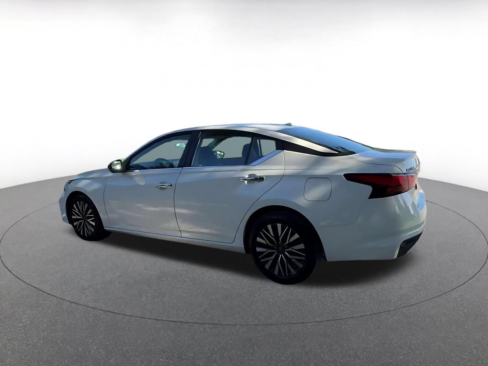 Used 2025 Nissan Altima 2.5 SV FWD image 9