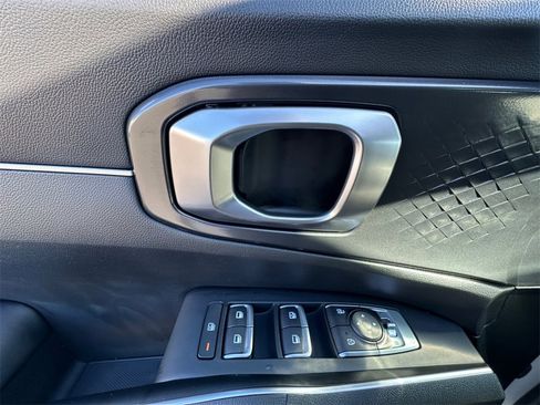 Used 2022 Kia Sorento LX image 11