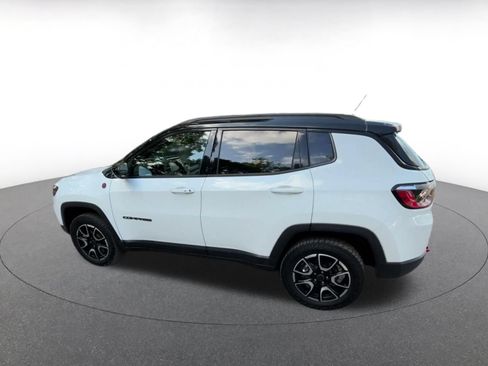 Used 2025 Jeep Compass Trailhawk AWD/4WD image 8
