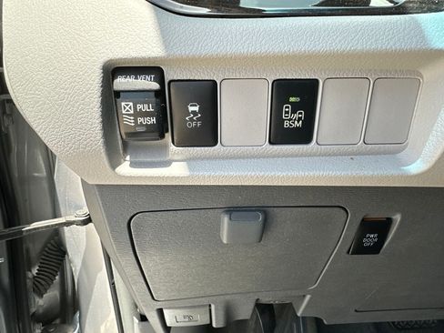 Used 2017 Toyota Sienna XLE FWD image 6