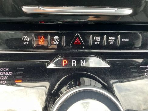 Used 2023 Jeep Wagoneer L Series III w/ Preferred Equipment Group AWD/4WD image 22