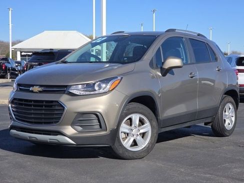 Used 2022 Chevrolet Trax LT w/ LT Convenience Package image 2