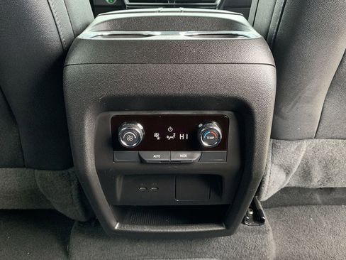 Used 2025 Chevrolet Traverse LT image 31