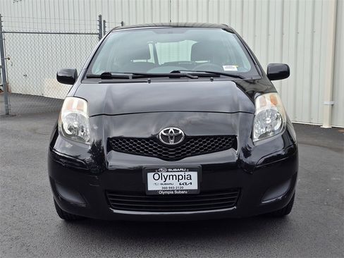 Used 2011 Toyota Yaris Base image 2