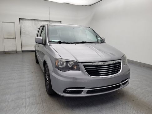Used 2014 Chrysler Town & Country S FWD image 14