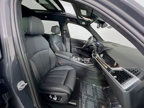Used 2025 BMW X7 M60i image 31