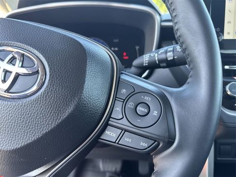 Used 2025 Toyota Corolla Cross XLE image 18