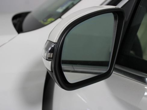 Used 2023 Mercedes-Benz GLB 250 image 37