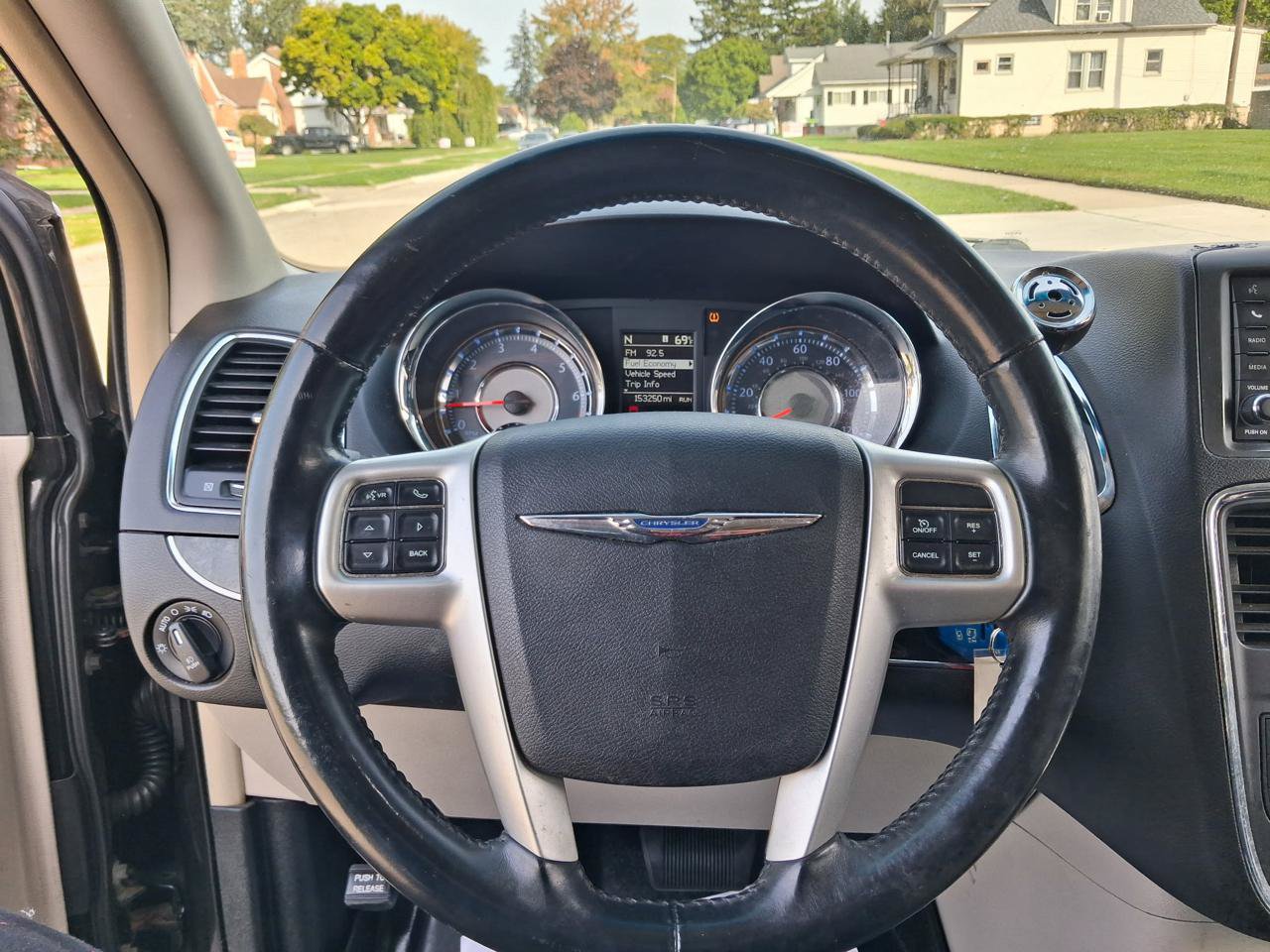 Used 2014 Chrysler Town & Country Touring FWD image 20