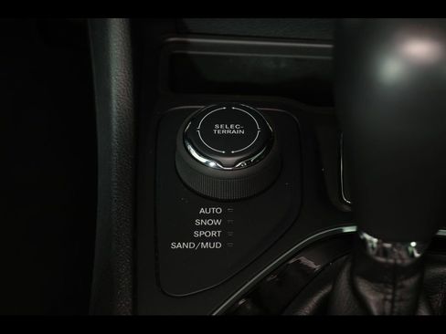Used 2019 Jeep Cherokee Limited AWD/4WD image 16