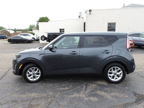 Used 2023 Kia Soul LX w/ LX Technology Package FWD image 3