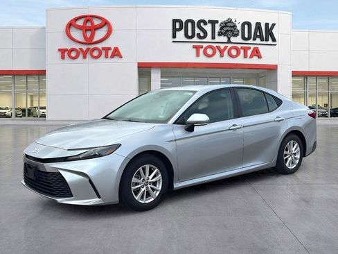 Used 2025 Toyota Camry LE image 3